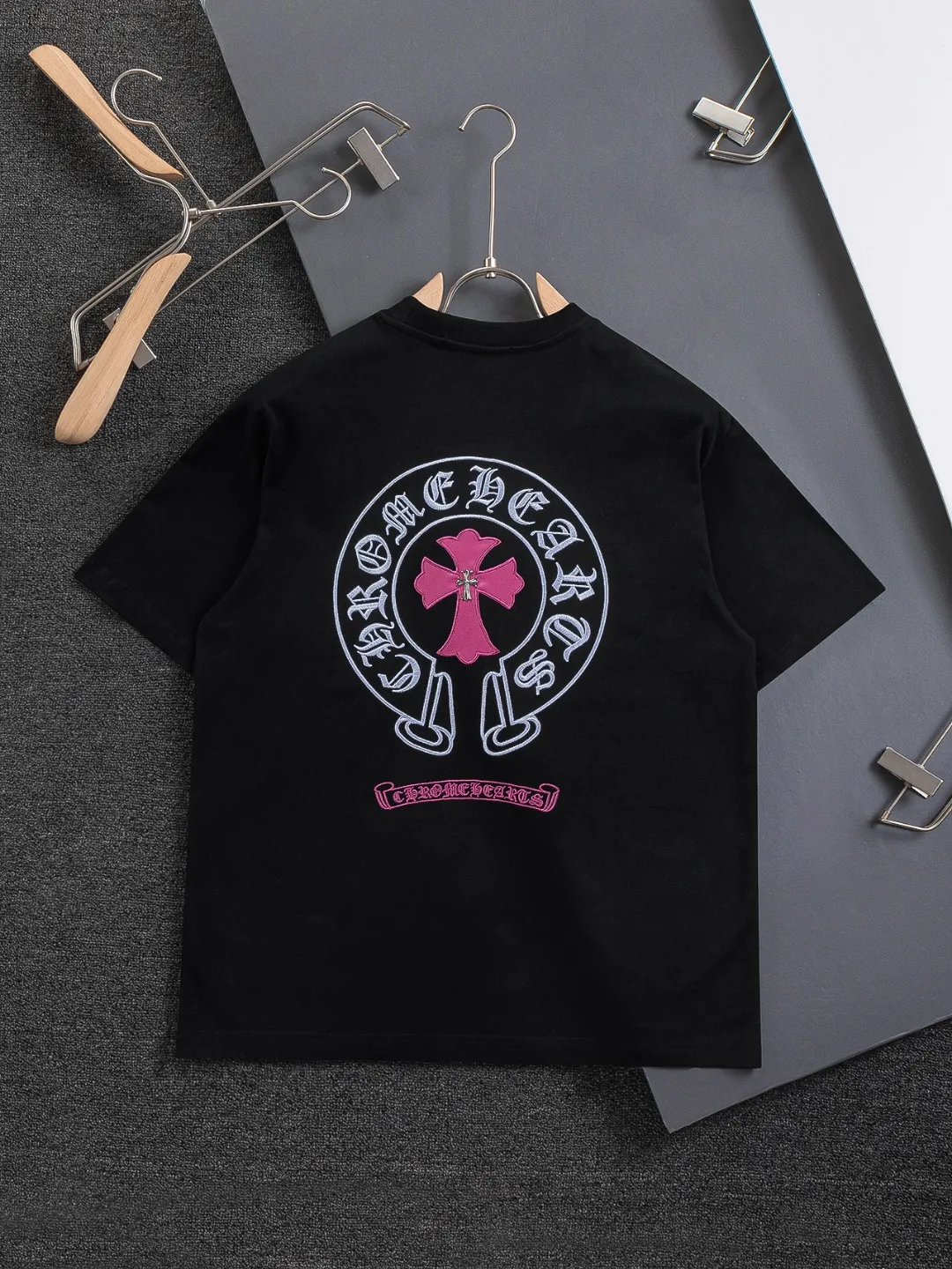 P170 Chrome Hearts CH Cross 26SS New product is hot at the same time💥 Early spring classic style Colorful double cross on the chest 🪡 Embroidery Large logo cross on the back Horseshoe and leather willow ding Sanskrit ✝️🪡 Embroidery Round neck short-sleeved T-shirt, a popular style, a style that both men and women like, the same style for men and women, 100% chance of turning heads when you wear it when you go out! It’s all about being handsome. The designer’s classic sense is precisely grasped. The whole piece of clothing is heavy. Industrial washing process. Ready-made garments are dyed + sprayed for a horse effect. The double-wash process is very recognizable. It uses heavy washing to make it distressed. The edges of the patch are slightly rolled and naturally distressed. It has a three-dimensional sense of layering and a little damage. It is very visually lethal. It adheres to Kroxin's consistent rough style. The chest and back are large, and the horseshoe flower printed patch pattern is embroidered and decorated. It is also decorated with silver metal engraved distressed buttons. The classic elements full of brand recognition instantly enhance the overall sense of grade and specification. Its texture is quite high-end! The overall feeling is high-end, simple and elegant, with silver hardware accessories, a full set of customized accessories, and the pattern of the entire dress is all decorated with patchwork three-dimensional embroidery technology, which is the finishing touch of the entire dress. The design on the back is even more eye-catching! ! This full back is so cool, it’s full of design, and the overall upper body style highlights fashion and individuality. Wearing it together as a couple is even more popular on the street. I recommend the early autumn sweatshirt! ! The fabric is a unique 320g 100% cotton, which is skin-friendly, breathable, warm to the touch, has a strong texture, and has smooth lines. It can be called a back killer, which has very strict requirements on craftsmanship and cost. The smooth neckline, flat cuffs and hems, the stitches are large and tight, tight and orderly, and the details are perfect. The consistent OS version can be worn alone or layered. It is very casual, but very iconic! It is simply the flagship of high-end trendy brands and must be included in your wardrobe. It has the American fashion spirit of freedom and individuality, and is highly recognizable and stylized! Color: Black White Size: S-XL Size chart: S: Shoulder width 50-Bust 56-Length 70 M: Shoulder width 52-Bust 57-Length 72 L: Shoulder width 54-Bust 59-Length 74 XL: Shoulder width 56-Bust 62-Length 76